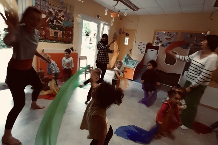 Photo dans eet eveil corporel relais petite enfance Villefranche sur Saone photo eveil corporel RPE